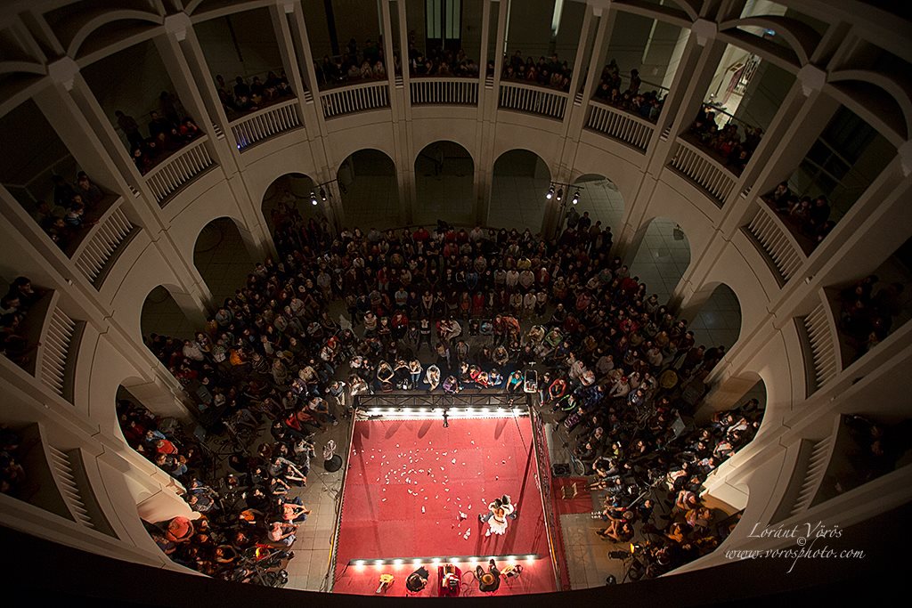 Hoy se repite LUX, maravillosa puesta en escena de artes circenses,  teatro y música, con entrada libre a las 8 de la noche ¡Llega temprano!  #MéridaFest2018 #CapitaldelaCultura