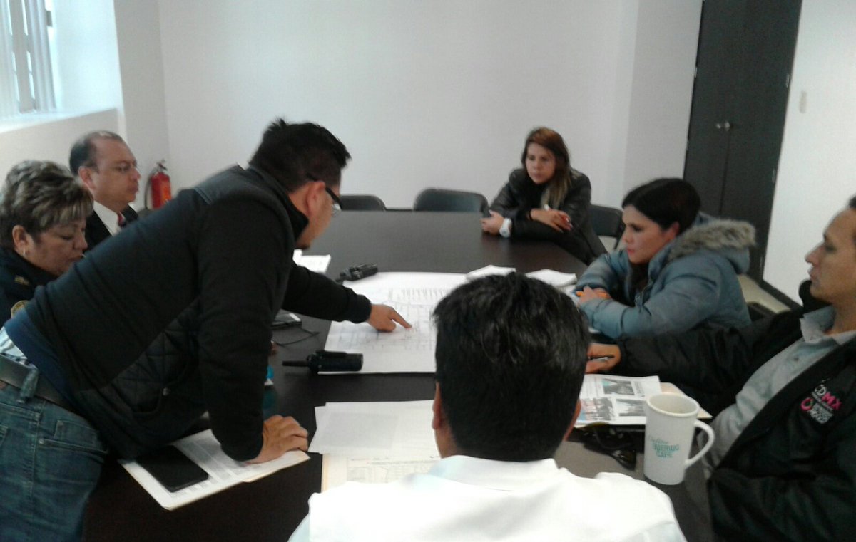 HbtViaPublica's tweet photo. Coordinación con la @DelegacionXochi para el reordenamiento de comercio en vía pública en la demarcación https://t.co/jtTd4MHoUo