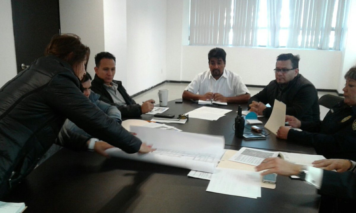 HbtViaPublica's tweet photo. Coordinación con la @DelegacionXochi para el reordenamiento de comercio en vía pública en la demarcación https://t.co/jtTd4MHoUo