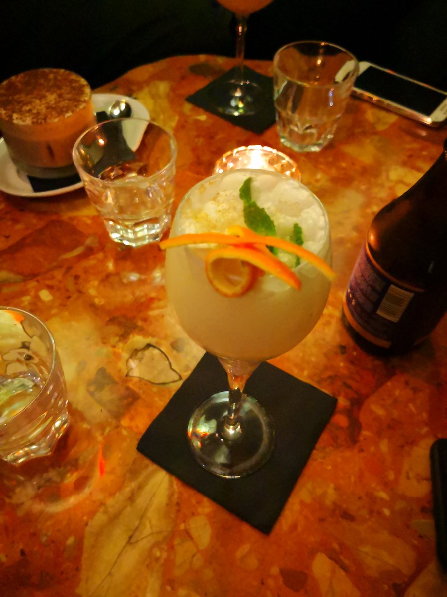 PayetaPlanche's tweet photo. Belle découverte ce soir ! 
Fans de cocktails et des décorations originales ? Le Florian, dans le Vieux Lyon est fait pour vous.
Malheureusement pas de planches digne de ce nom... https://t.co/IwNCzXsSjD