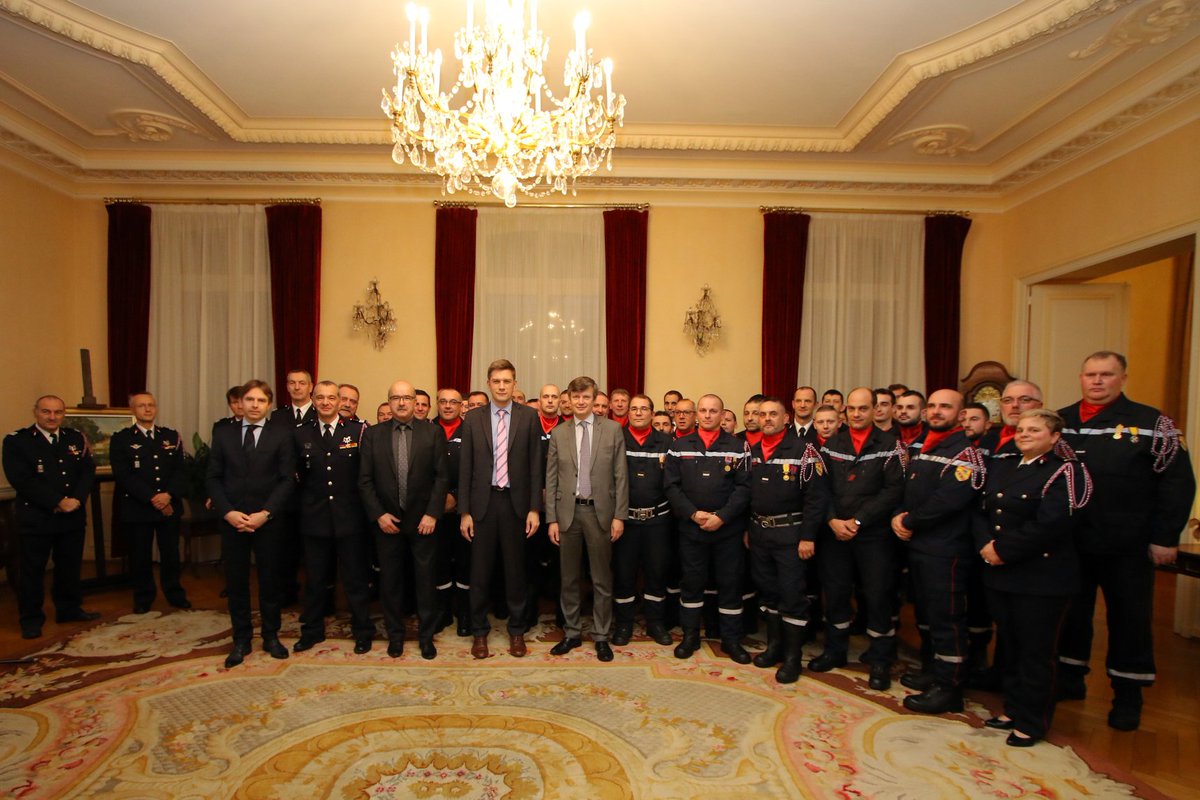 Prefet54's tweet photo. .@Prefet54 reçoit les 57 sapeurs-pompiers de @SDIS54 mobilisés cet été pour lutter contre les #incendies survenus dans le sud de la France. @Prefet54 a salué leur engagement et leur esprit de solidarité.
Cc @Departement54 https://t.co/NoRjgrrfqR