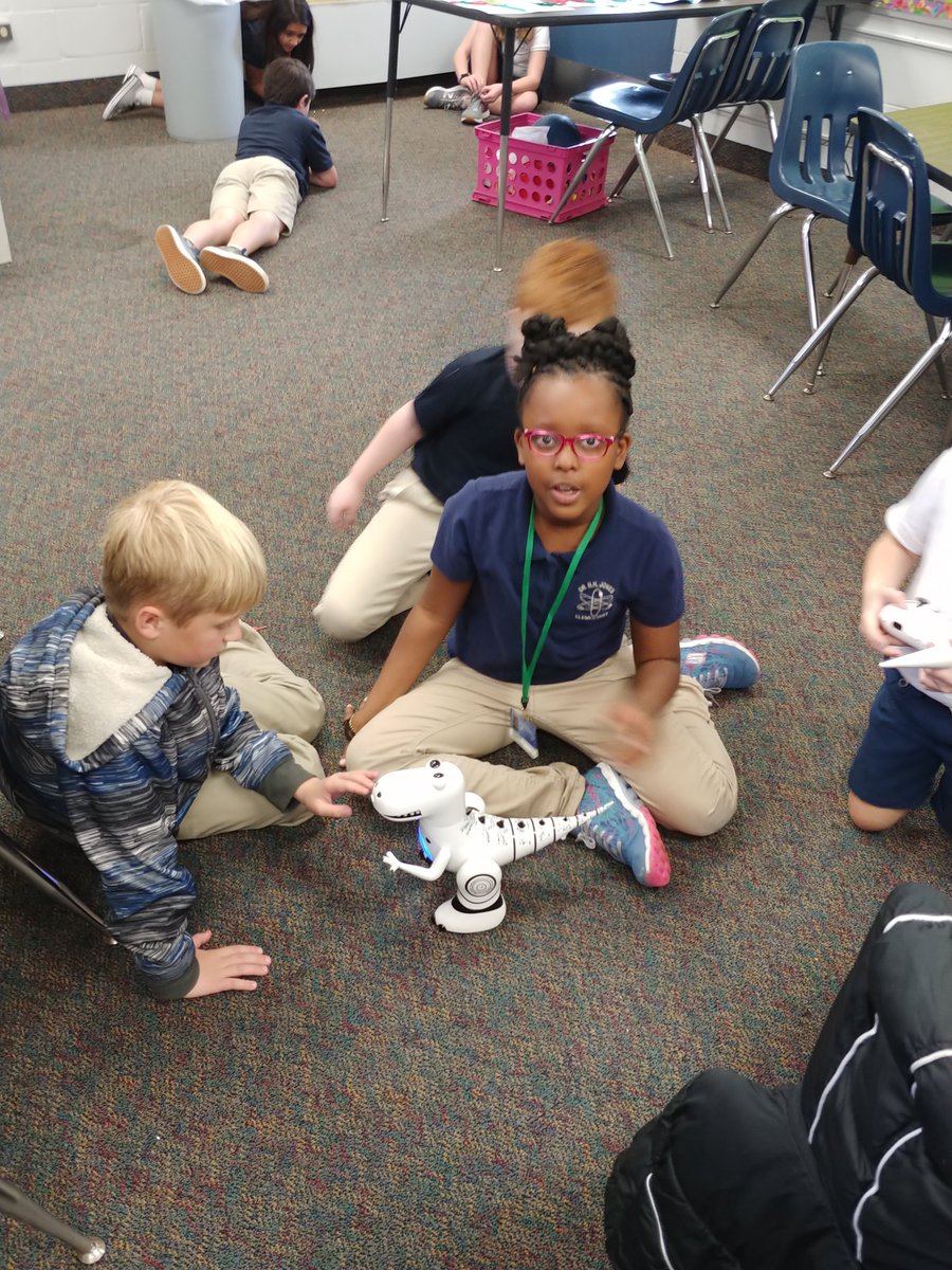 LarroqueTeach's tweet image. Rain won't rain on our Recess Parade!
#studentchoice
#indoorrecess
#funwithrobots
#spikeandroxy
#3rdGrade
@DrNHJones