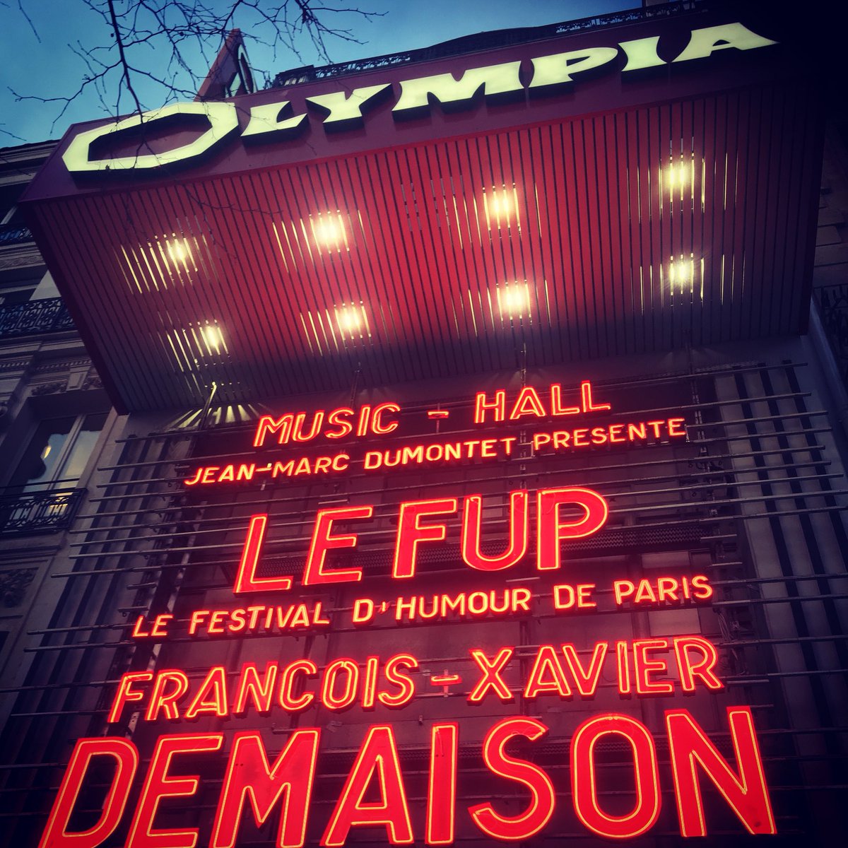 ANNESILAOFF's tweet photo. Chance de commencer cette belle année 2018 aux côtés de l’adorable @DemaisonFx pour un joli moment ce soir à l’Olympia. 
✨✨✨🙌🙌✨✨✨ https://t.co/53PNX3UbCm