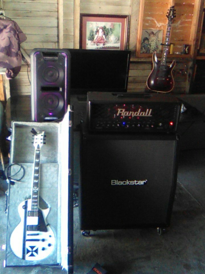 DMONIZED's tweet photo. Jam session for the first time with GTKXB7 was sick. Aiming for that home studio &amp; Start a you tube chanel for yall metalheads. #DMONIZEDSTUDIO #IHAVEADREAM https://t.co/x7oAEJ17vu