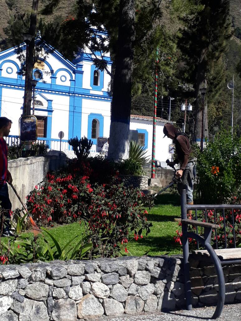 RamonGuevaraMRD's tweet photo. Con el Plan "Preciosa Merideña" continuamos recuperando nuestros espacios. En estos momentos, se está limpiando la Plaza Bolívar de Mucuruba para el disfrute de los Mucuruberos.
#GobernaciónDelEstadoMérida
#10Ene https://t.co/YTJX2qKu78