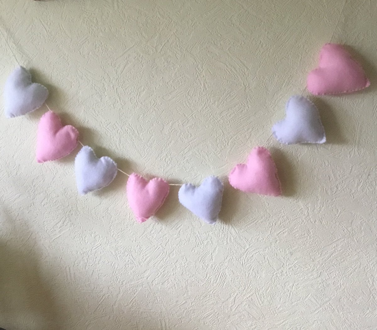 Debbiegillians2's tweet photo. Heart bunting felt garland valentines decor pink heart https://t.co/RCVbP1Leut via @Etsy #HandmadeHour https://t.co/qvk5QgXbnB
