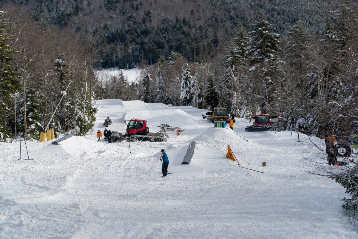 snowshoemtn's tweet photo. The Mountaineer Parks Crew is working on a fresh build in Evolution for this weekend! #snowshoemtn #wvsnow #mountaineerparks #evolutionpark https://t.co/DoURvePEGW