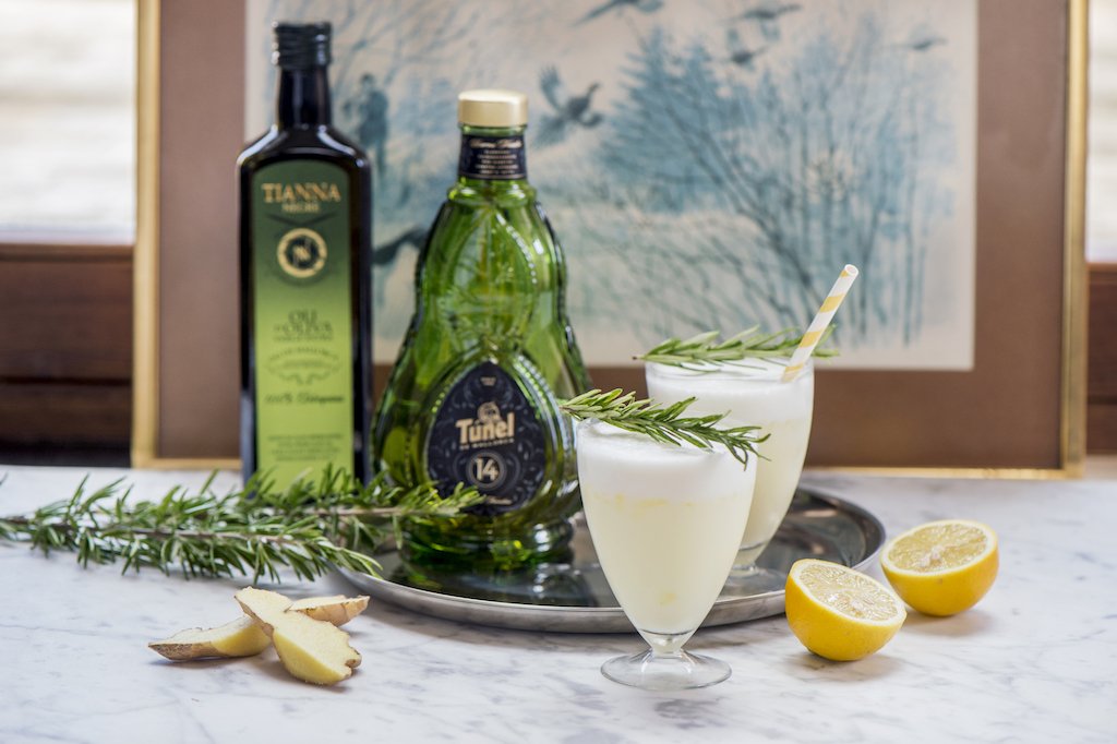 Us presentem el còctel 'Or de Mallorca', creat per Rafa Martín de <a href="/brassclub/">Brassclub</a>: 0,5 cl d'Herbes Túnel, 4 cl de Gin Xoriguer, 2 cl de suc de llimona, 2 cl de xarop de gingebre i romaní, 1 cl de clara d'ou i 1 cl d'Oli d'Oliva Verge Tianna Negre. 🍸"