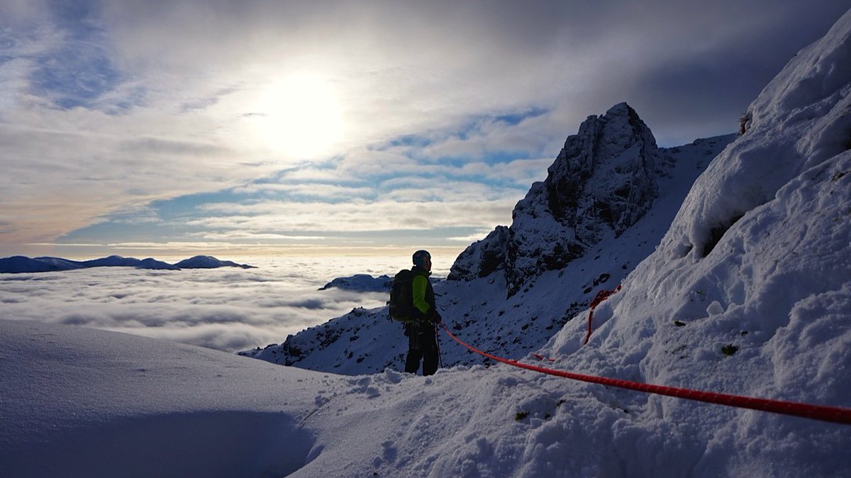 steamingboots's tweet photo. Today looked like one of these days to be up high! Steaming Boots Gerry was lucky enough to be above the clouds on The Cobbler enjoying the views (and chockstone Gully!) #LochLomond #Cobbler #ArrocharAlp #invrsion #ScotlandsMOUNTAINS https://t.co/lTiCzbcynu