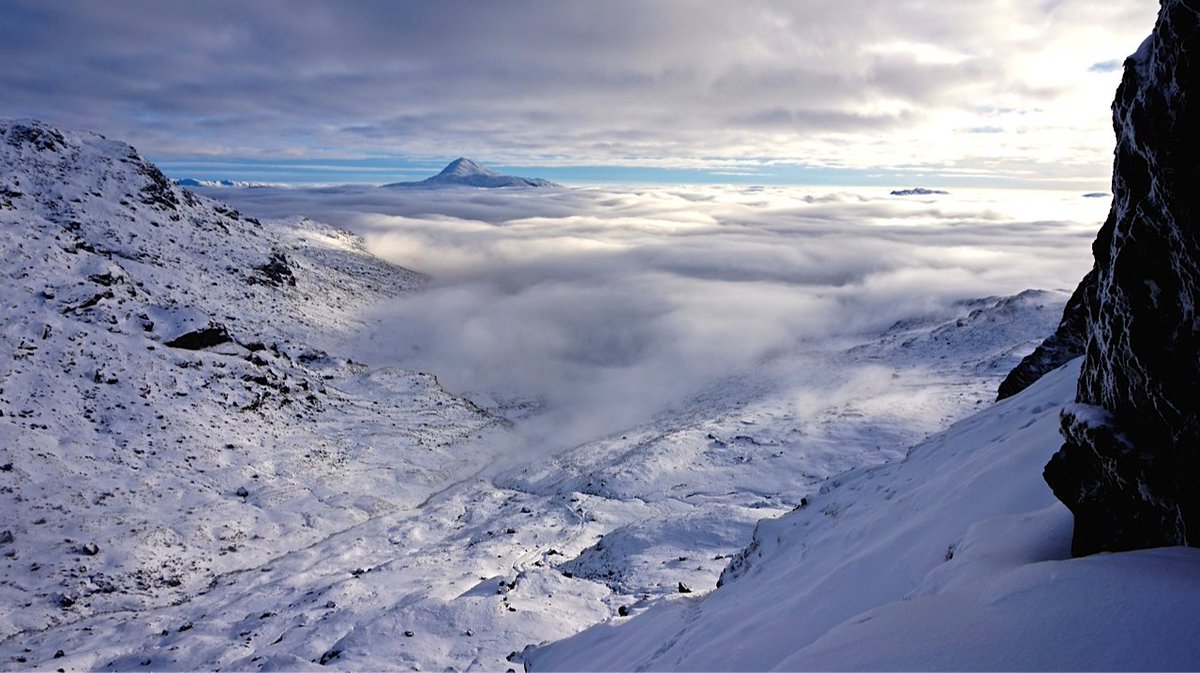 steamingboots's tweet photo. Today looked like one of these days to be up high! Steaming Boots Gerry was lucky enough to be above the clouds on The Cobbler enjoying the views (and chockstone Gully!) #LochLomond #Cobbler #ArrocharAlp #invrsion #ScotlandsMOUNTAINS https://t.co/lTiCzbcynu