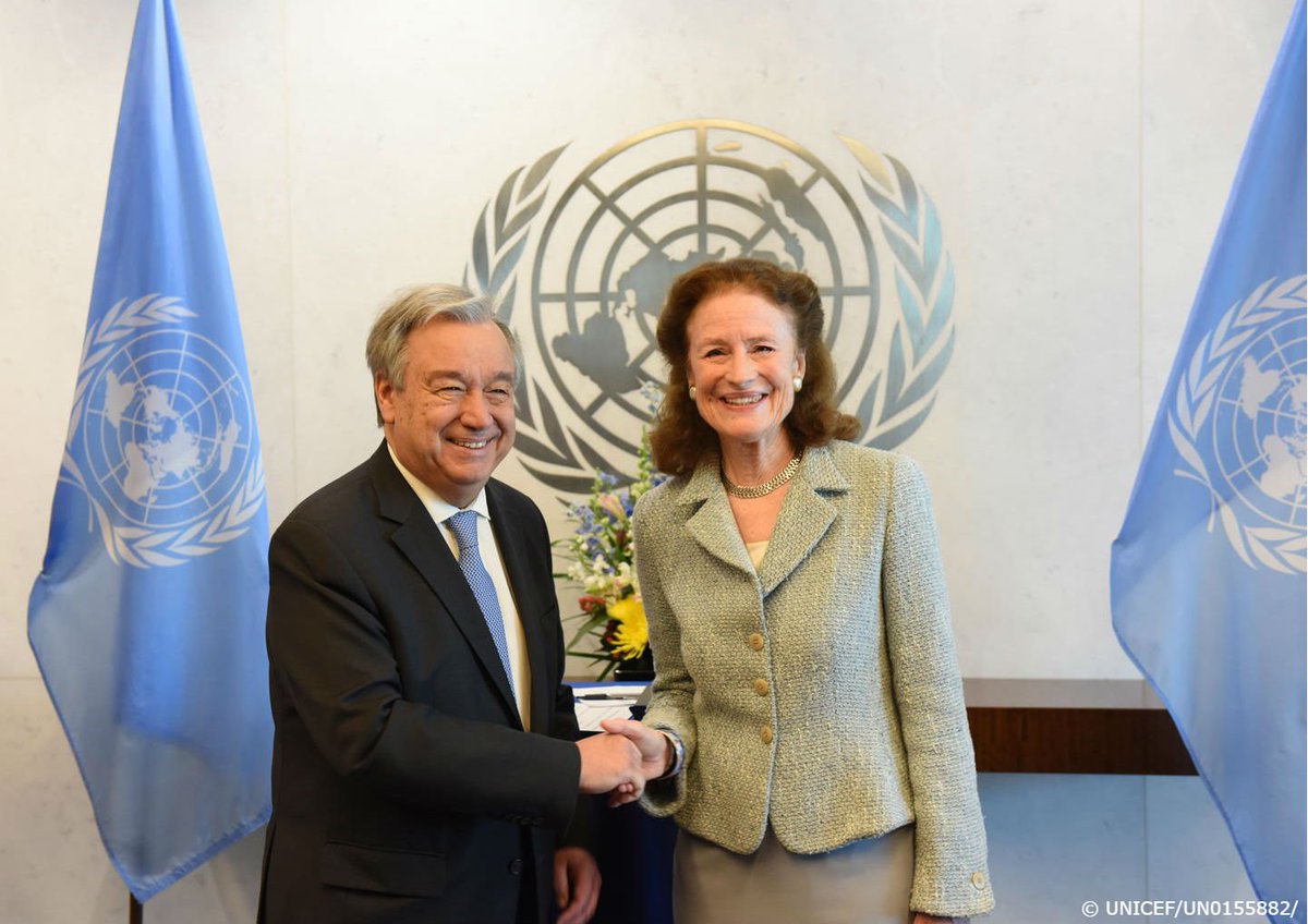 UN Secretary-General Antonio Guterres (left) administers the oath of office to Ms. Henrietta Fore, UNICEF Executive Director.