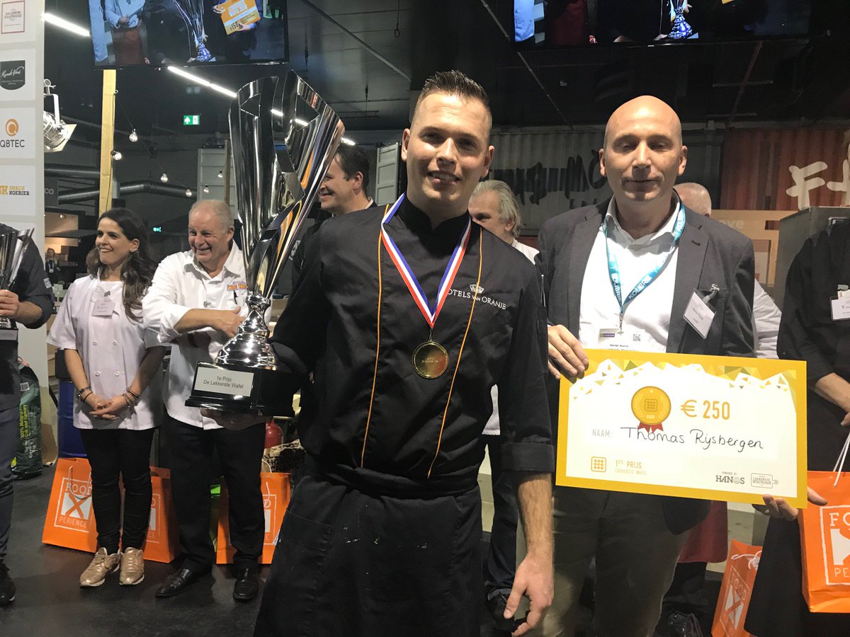 De 'Kokoswafel' van Thomas Rijsbergen van @HotelVanOranje is de Lekkerste Wafel van Nederland! Goed gedaan Thomas! Namens #KHN van harte gefeliciteerd! <a href="/Horecava/">Horecava</a> bit.ly/2DiDuvo bit.ly/2CNDXVy