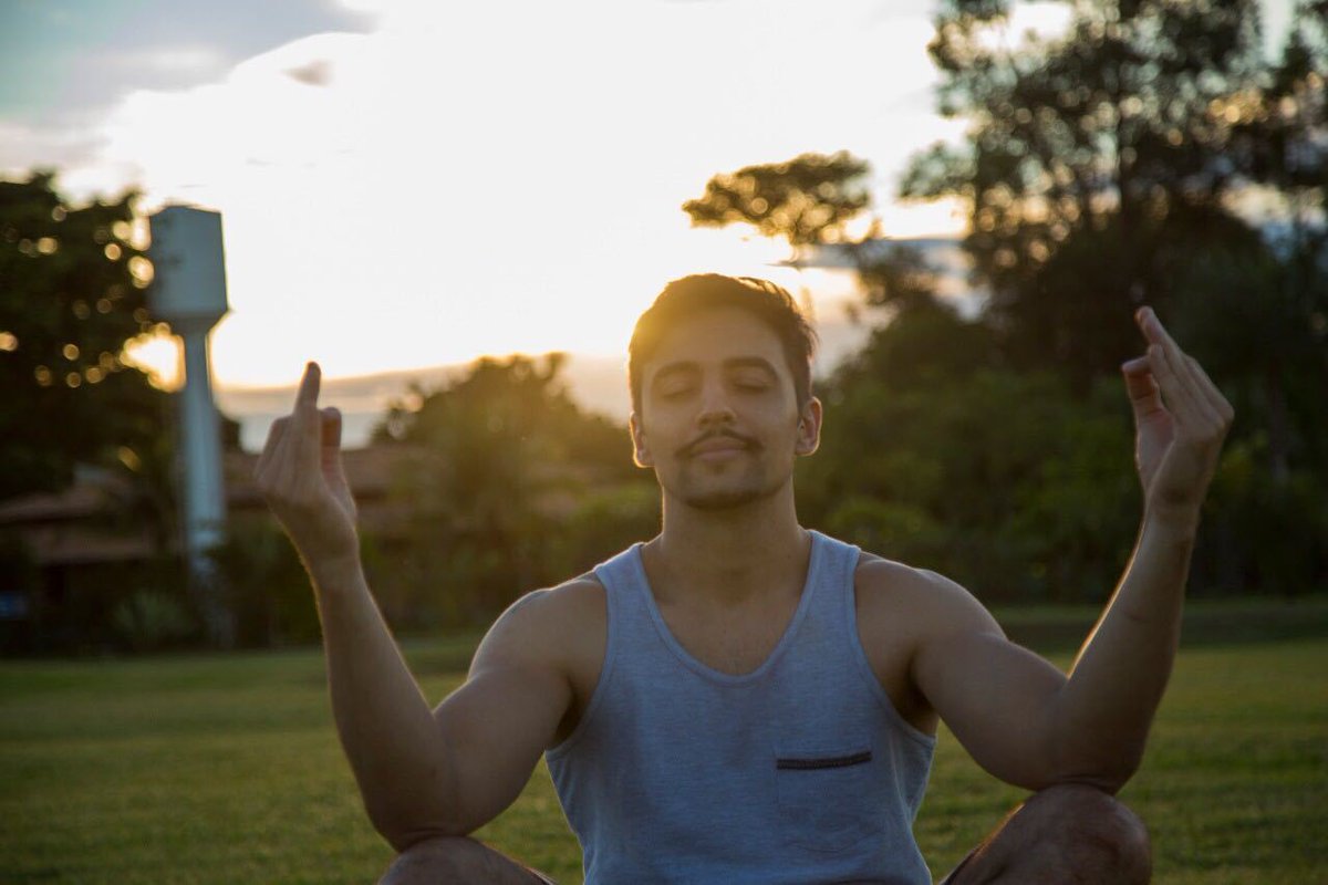 fred_gustavo's tweet photo. Tem coisa melhor que dar uma acalmada na cabeça? Ainda mais com essa paisagem de pôr do sol ao fundo 😍🌱☘ #FredeGustavo #FeG #AcodeAí #Tranquilidade #Paz #FBproduções https://t.co/Qh0CJe9uxr