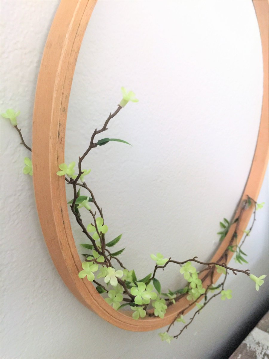 Looking for inexpensive ways to change up your wall decor? I've got two fabulous (and easy!) ideas on the blog that will take you less than 10 minutes each! Like this embroidery ring wreath - try it with some greenery for a beautiful winter wall hanging.
ow.ly/YB8130hGWL2
