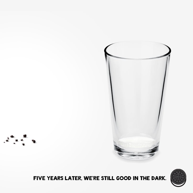Oreo's tweet photo. Lights on? No problem. #CESblackout https://t.co/e1Dj0Z9XKr