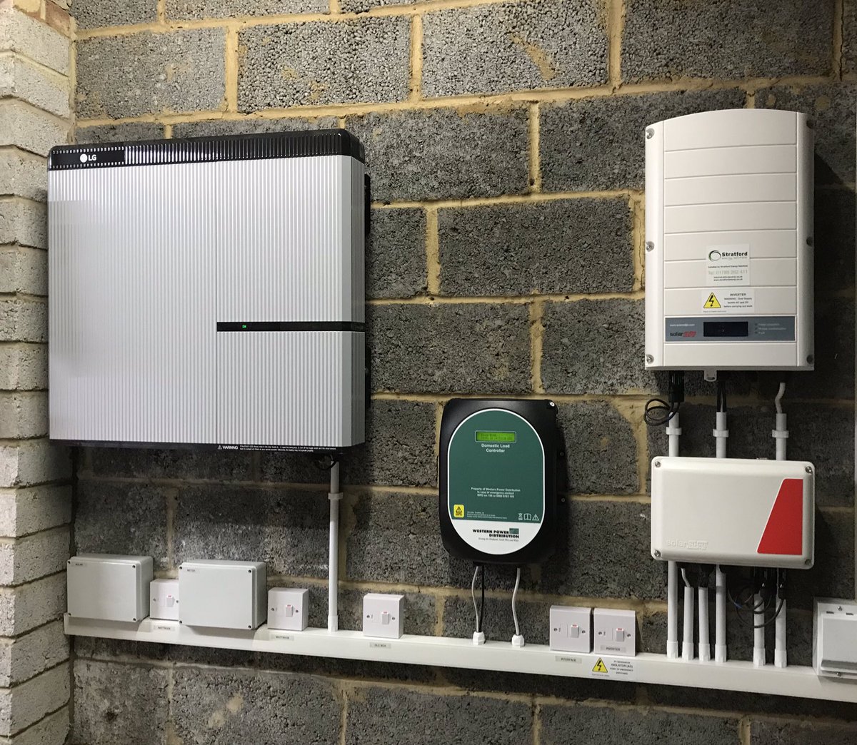 Stratfordenergy's tweet photo. Work has continued this week on @wpduk @Connect_Manage project an innovative trial installing @LGChemESS @SolarEdgePV #energystorage systems in homes in #Furzton #MiltonKeynes working towards a smarter grid. 
https://t.co/7ZVuvfG3zi https://t.co/3qzpKqZBCI