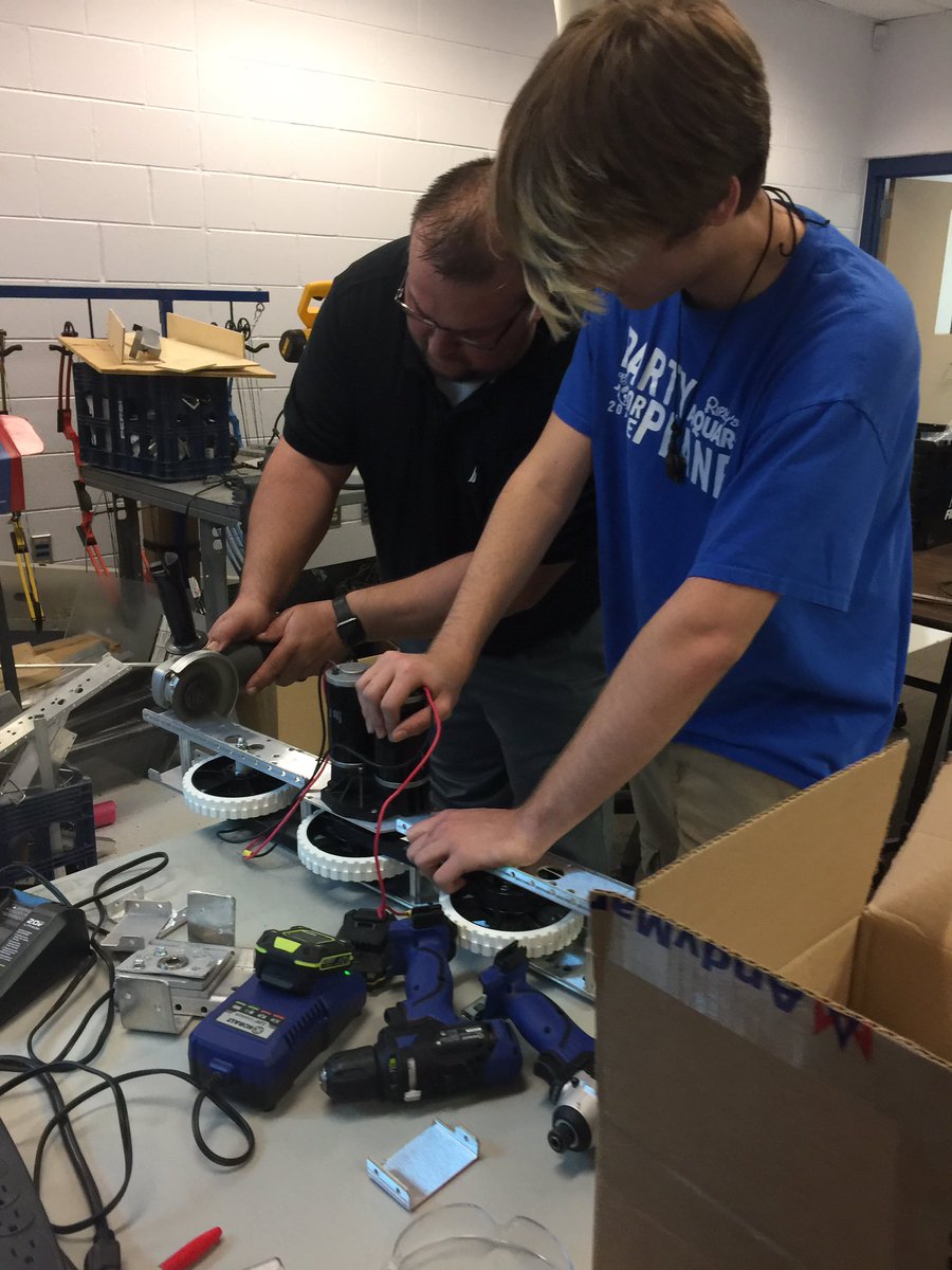 aynorrobotics's tweet image. Smells like progress in here! #powerup #FIRSTPOWERUP #buzzbotsatwork