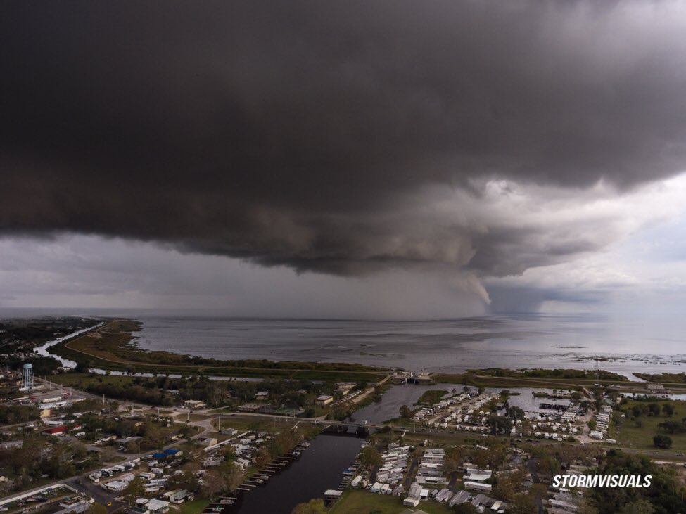 StormVisuals's tweet photo. Moments ago: Storm moving offshore over northeast Lake Okeechobee. Possible remnant funnel on leading edge of rain core. #flwx @NWSMiami @NWSMelbourne https://t.co/0JQkVU4Jva