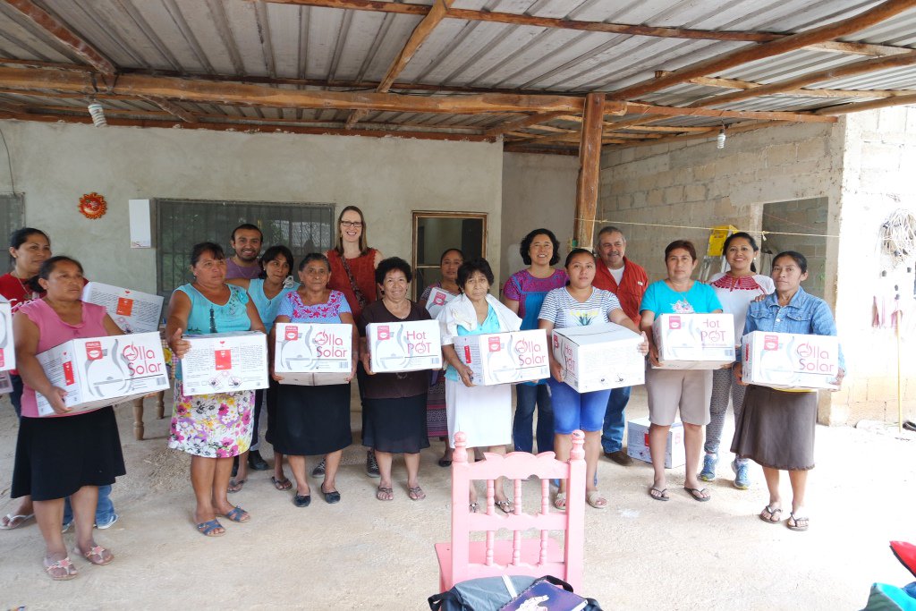 acaudillo8's tweet photo. Entrega de ollas solares a beneficiarias mayas de la península de Yucatán, bajo proyecto financiado por el #FondoCanadá en #México e implementado por @FondoMexicano en alianza con U'Yo'ol Ché #CambioClimatico #MedioAmbiente @EyesAbroad https://t.co/Rb18aK1uLS