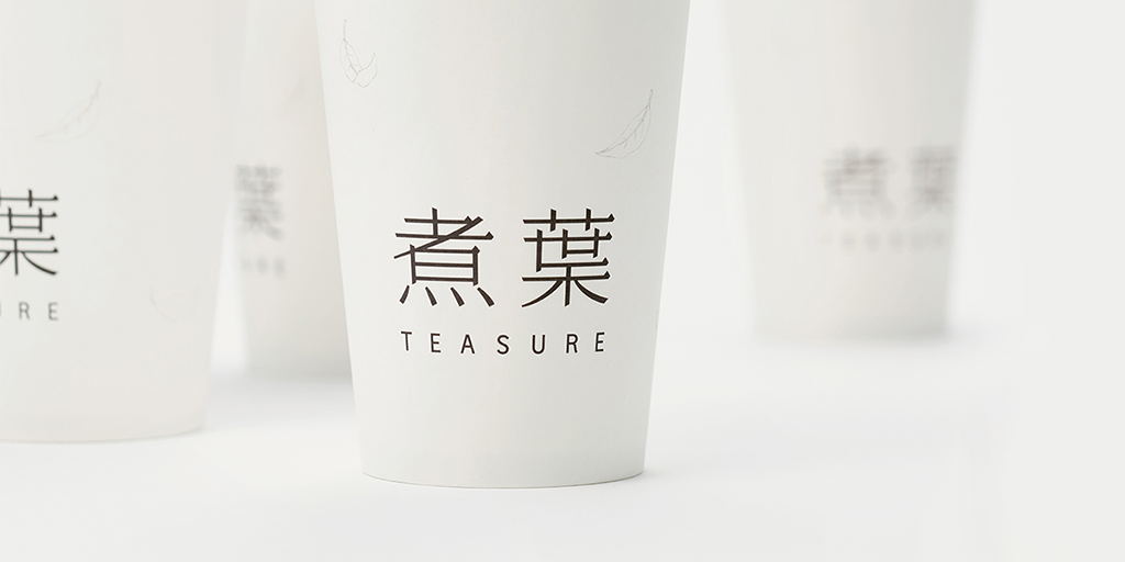 ndccojp's tweet photo. 昨年北京に誕生した伝統的な中国茶を気軽に楽しめる喫茶空間「煮葉  TEASURE」のVI、及び空間設計や茶器デザイン、フードディレクションなどを原デザイン研究所が担当しました。簡潔なロゴに、あたたかみのある茶葉のイラストを組み合わせたオリジナルパッケージの茶葉は贈り物としても人気だそうです https://t.co/gg80CARJBA