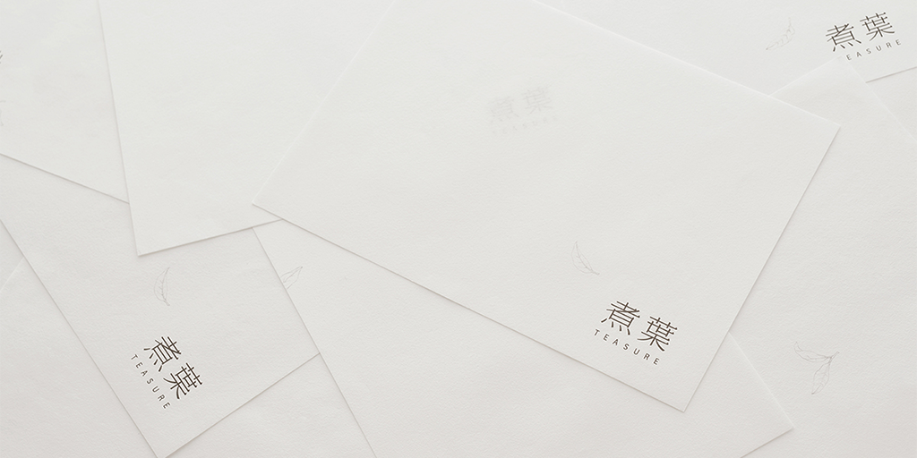 ndccojp's tweet photo. 昨年北京に誕生した伝統的な中国茶を気軽に楽しめる喫茶空間「煮葉  TEASURE」のVI、及び空間設計や茶器デザイン、フードディレクションなどを原デザイン研究所が担当しました。簡潔なロゴに、あたたかみのある茶葉のイラストを組み合わせたオリジナルパッケージの茶葉は贈り物としても人気だそうです https://t.co/gg80CARJBA