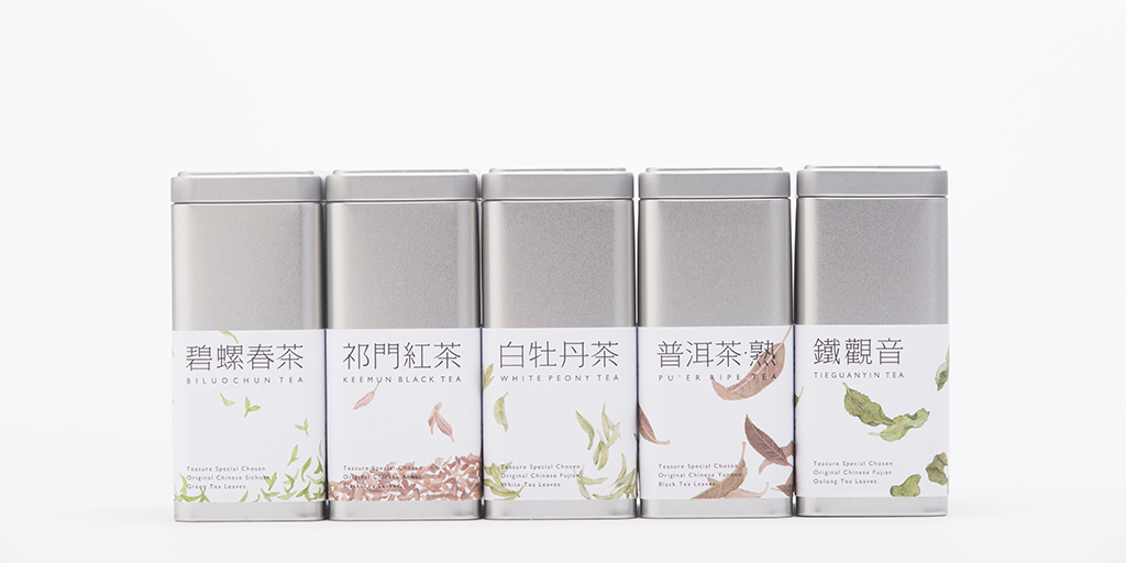 ndccojp's tweet photo. 昨年北京に誕生した伝統的な中国茶を気軽に楽しめる喫茶空間「煮葉  TEASURE」のVI、及び空間設計や茶器デザイン、フードディレクションなどを原デザイン研究所が担当しました。簡潔なロゴに、あたたかみのある茶葉のイラストを組み合わせたオリジナルパッケージの茶葉は贈り物としても人気だそうです https://t.co/gg80CARJBA