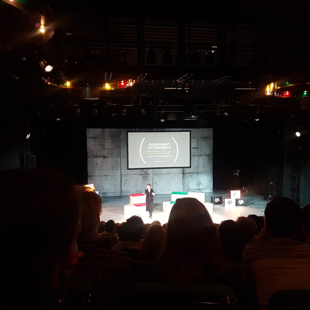 Gisteren economie les van Kate Raworth. De Doughnut Economics spreekt de stadsboswachter wel aan. Lees het boek en bekijk haar lezingen. Dit is een economisch model met als uitgangspunt de draagkracht van de natuur.