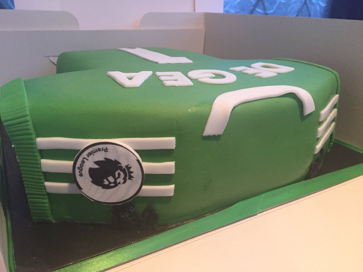 CharleneRBB's tweet photo. A shirt cake of #MUFC Goalkeeper @D_DeGea! #rochdalehour https://t.co/CoyQ89hMEf