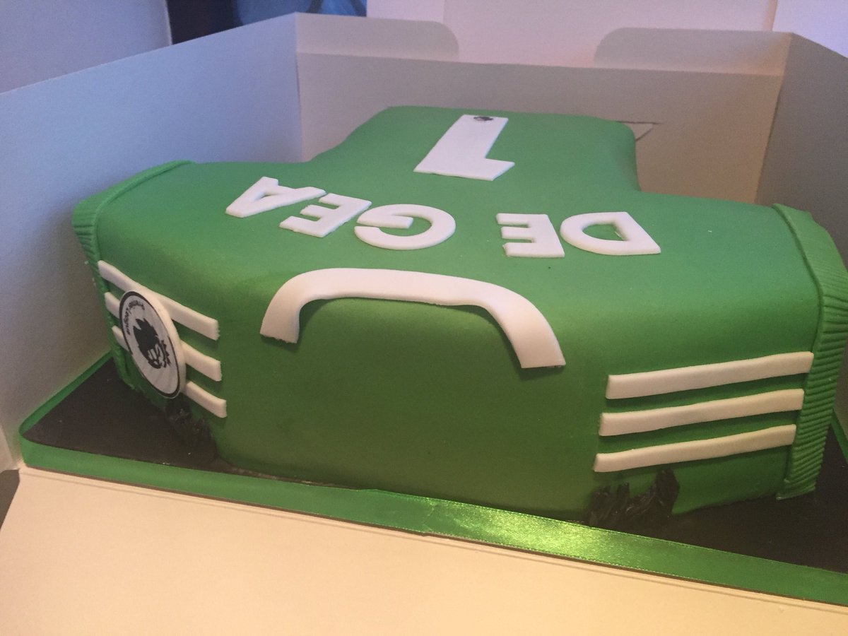 CharleneRBB's tweet photo. A shirt cake of #MUFC Goalkeeper @D_DeGea! #rochdalehour https://t.co/CoyQ89hMEf