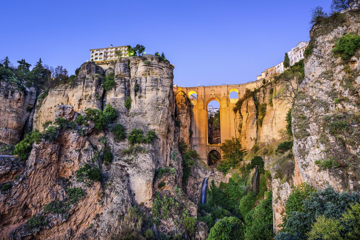 johnygrey's tweet photo. Voy a hacer el suicida esta noche y voy a hablar de uno de esos puentes que levanta pasiones. Sinónimo en tuiter de llevarse una tarascada.

PUENTE NUEVO DE RONDA

Un puente diseñado por el miedo. https://t.co/XHTQ91CWQU