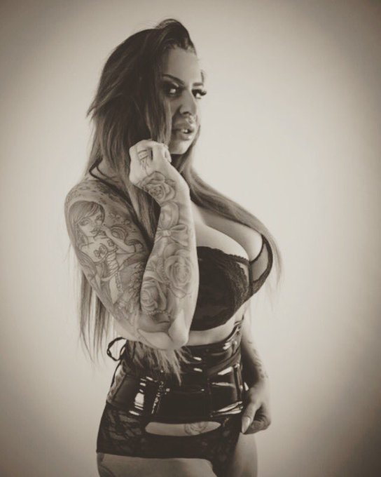 Heute um 23:20Uhr gibt's eine GRATIS LIVESHOW auf meiner Homepage ➡️https://t.co/ZcQzq8f1IG⬅️ also schaut<a href="/tag/love"class="tags"><span>#love</span></a><a href="/tag/picoftheday"class="tags"><span>#picoftheday</span></a><a href="/tag/happy"class="tags"><span>#happy</span></a><a href="/tag/show"class="tags"><span>#show</span></a><a href="/tag/germany"class="tags"><span>#germany</span></a><a href="/tag/tattoo"class="tags"><span>#tattoo</span></a>