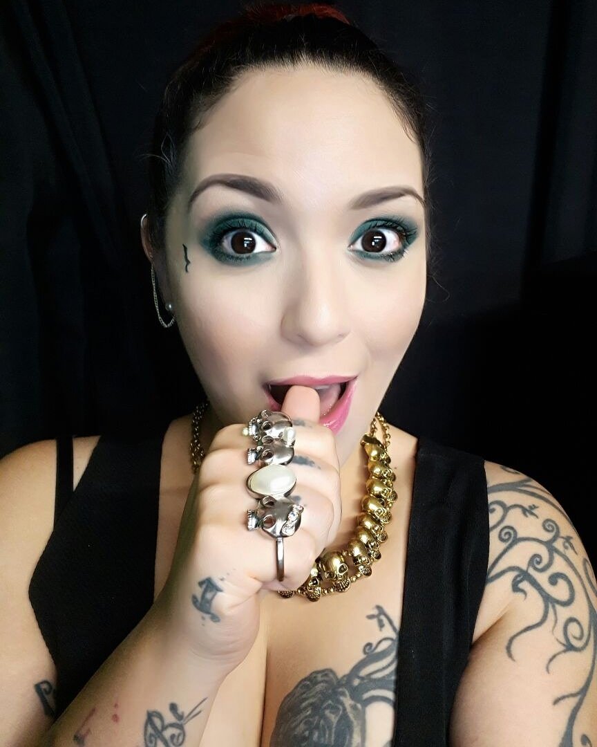 AndreaValobra's tweet photo. Que ojos tan grandes tienes...eees para veeerteee mejooor 👀💚 😂😂😂 !!!
.
.
Máscara de pestañas #Plumpify (blastPRO) / Eye Pencil #PerfectPointPlus (hunter green) by @covergirlparaguay
Encontralos en @vendomegguarani https://t.co/Ne7qvxtel6