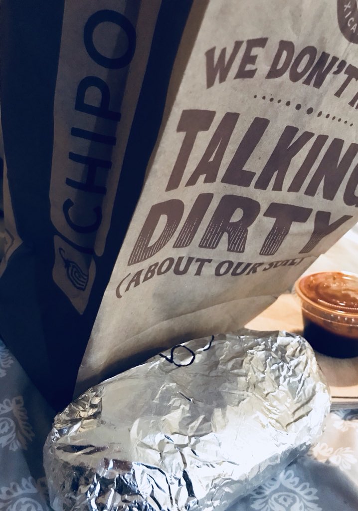 MiddleeEastern's tweet photo. When I tell my man I’m starving and he comes home to surprise me with my favorite 😋😍🙏🏼👅 #loveeeehim #heknowsmetoowell https://t.co/ZMjyR61DiB