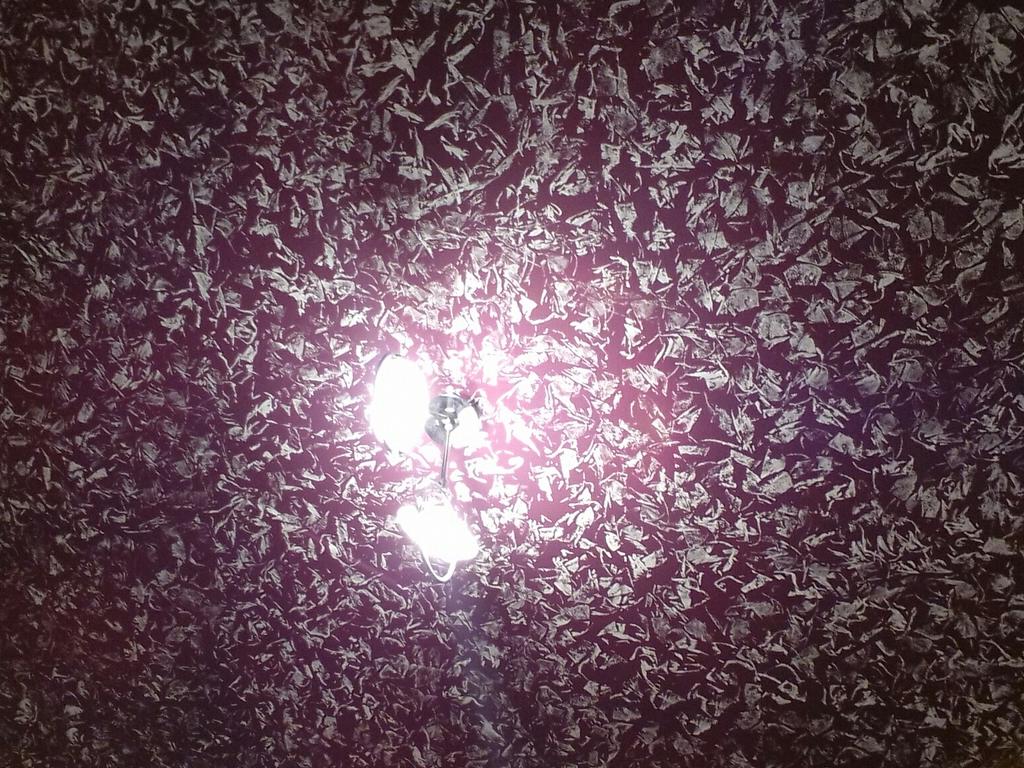 Le serate dei soffitti. Sotto ci sono io e guardarli mi sembra l'unica soluzione per chiudere il giorno