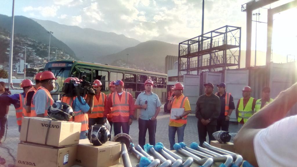 EdisonB25's tweet photo. #Ahora desde el puerto de la Guaira @BolipuertosGob estamos recibiendo más de 90.000 repuestos para la flota de metrobús Volvo @metro_caracas para su recuperación y puesta en servicio para el pueblo de la gran Caracas otra victoria más del Pdte @NicolasMaduro @PresidencialVen https://t.co/o6INka5gJd
