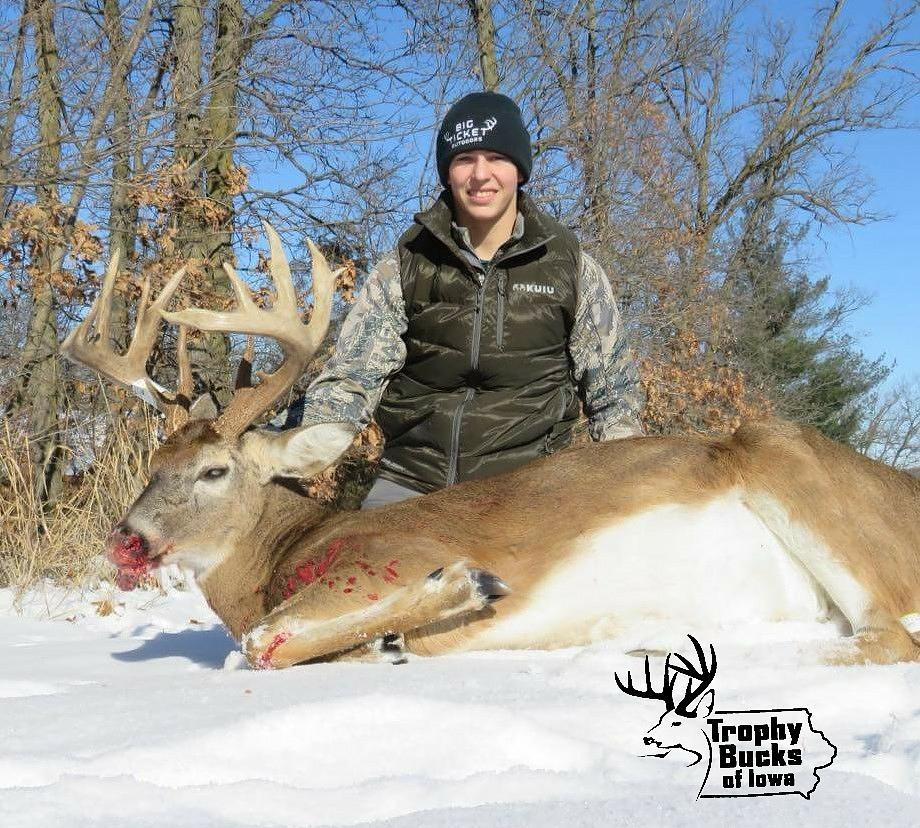 iowatrophybucks's tweet photo. Blaine Millburn had a good New year's Eve when he shot this dandy buck! It was a balmy -8° in Decatur County that day! Congrats Blaine! #trophybucksofiowa #shareyourtrophy #coldweatherhunting https://t.co/p3uZQvkeGw https://t.co/kxhouNDwTq