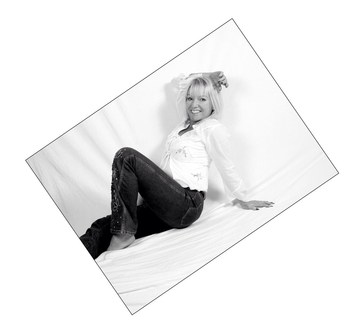 ToniLeeSinger's tweet photo. #ToniLeeSinger #LiveSinger #LiveMusic #RoundABoutClubSandy #Saturday13thJan #Sandy https://t.co/5xoKz0LXTg