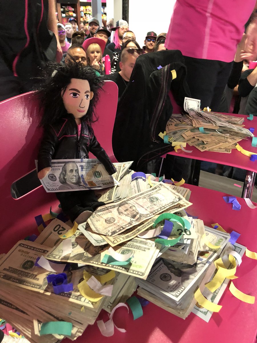 CallieField's tweet photo. What a day! @JohnLegere presented @CurtisBills and the #Meridian #RushTheField Care team $40k for being the #1 TEX team @TMobile #FamousforCARE 💗LOVE this frontline! #BestPlaceToWork https://t.co/D0oAXewII3