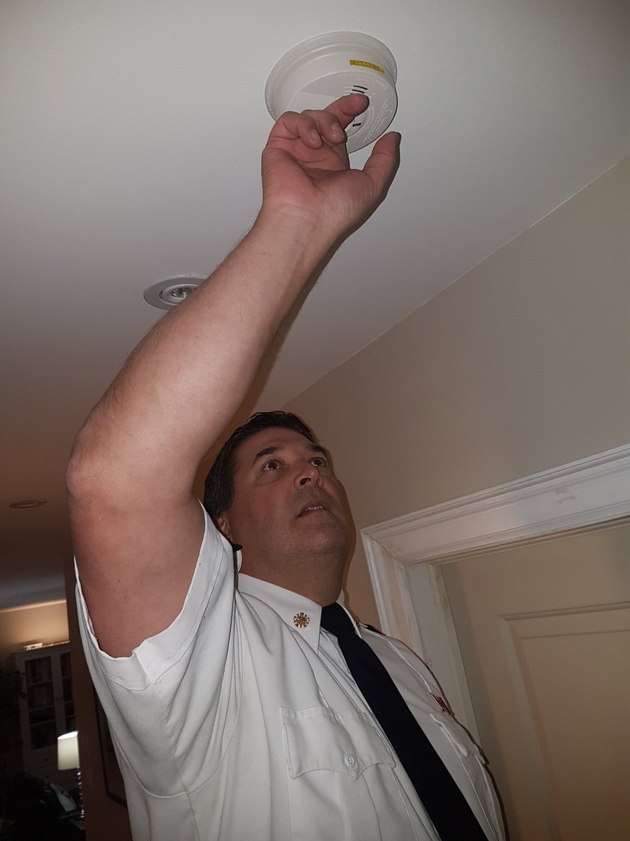 OshawaFire's tweet photo. In light of the tragic fire deaths in Oshawa and Ontario this week, Oshawa Fire Services is challenging all homeowners, landlords and tenants to test their smoke alarms and add the hashtag.
#MySmokeAlarmWorks https://t.co/MS7NZ8TcQK