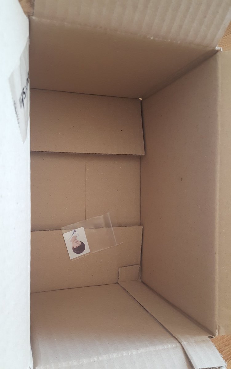 JIMYOMI_twt's tweet photo. 빅히트 공샵은 어떤 물건이라도 박스에 보내줍니다.
증명 사진 1장이라도,,,,
사진 1장이 밑으로 빠질까봐 바닥에 테이프로 고정시켜서ㅋㅋㅋㅋㅋㅋㅋㅋㅋ https://t.co/q9XPiV2l9d