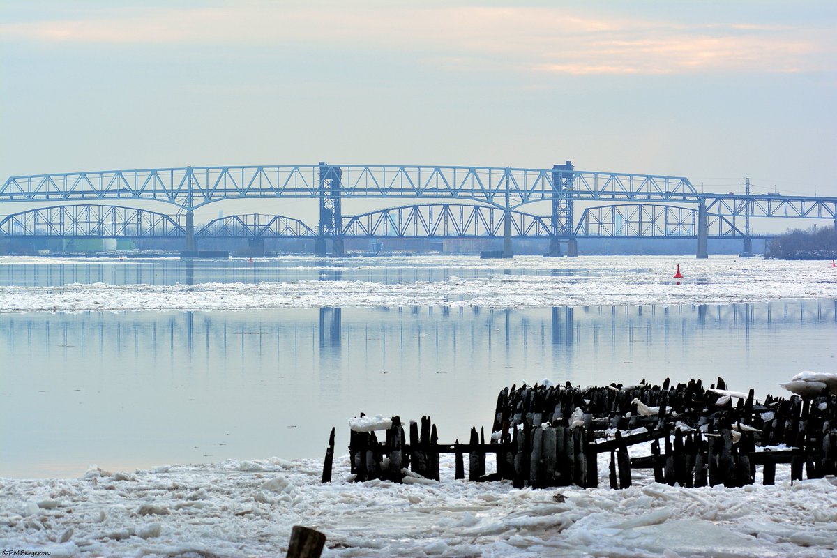 MikeSlickster's tweet photo. Three Bridges Row, as seen from #LardnersPoint in the #Tacony section of #Philly: The Betsy Ross, Delair and Ben Franklin Bridges. #DelawareRiver #TheDelawareForLife #Photography https://t.co/rVVdlwSgvG