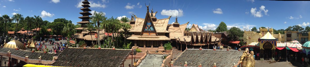 365DaysOfDisney's tweet photo. Here’s a #protip for taking neat panoramic pictures at @WaltDisneyWorld... take one from a spinner, like Aladdin’s Magic Carpets.
#Adventureland @RopeDropRadio https://t.co/Bz0V4vGtty