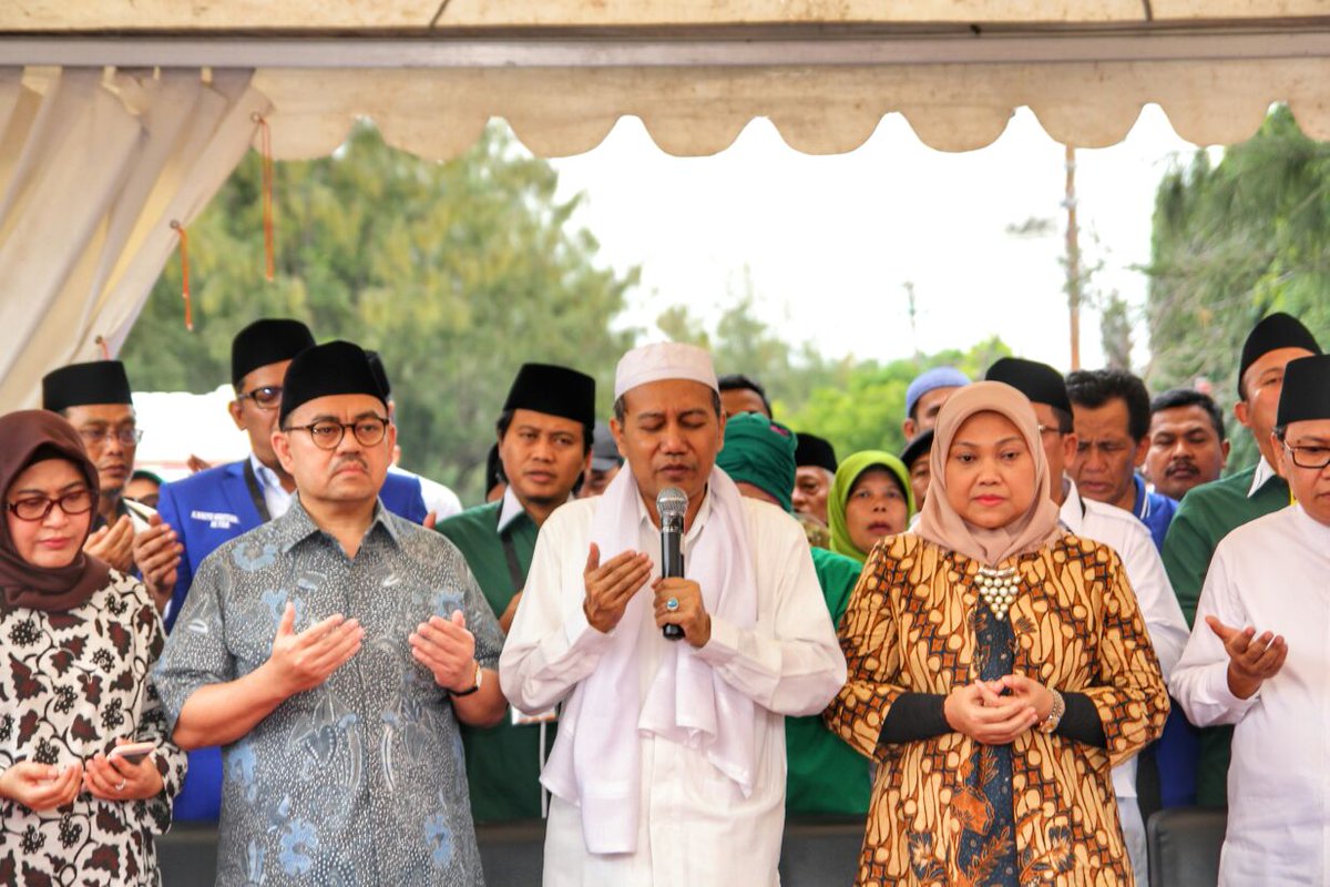 sudirmansaid's tweet image. Bismillah. Memasuki ladang amal baru. Dgn akal budi kita bangun martabat politik &amp;amp; demokrasi.  Politik bukan sekedar berebut kekuasaan, politik adalah jalan utk melayani, memperbaiki kehidupan &amp;amp; kemanusiaan. @Gerindra @PKSejahtera @DPP_PKB @Official_PAN @prabowo @msi_sohibuliman