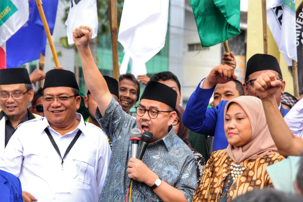 sudirmansaid's tweet image. Bismillah. Memasuki ladang amal baru. Dgn akal budi kita bangun martabat politik &amp;amp; demokrasi.  Politik bukan sekedar berebut kekuasaan, politik adalah jalan utk melayani, memperbaiki kehidupan &amp;amp; kemanusiaan. @Gerindra @PKSejahtera @DPP_PKB @Official_PAN @prabowo @msi_sohibuliman