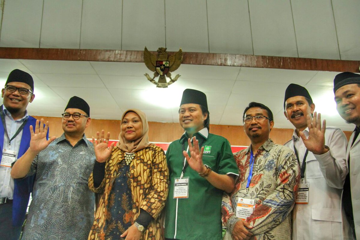 sudirmansaid's tweet image. Bismillah. Memasuki ladang amal baru. Dgn akal budi kita bangun martabat politik &amp;amp; demokrasi.  Politik bukan sekedar berebut kekuasaan, politik adalah jalan utk melayani, memperbaiki kehidupan &amp;amp; kemanusiaan. @Gerindra @PKSejahtera @DPP_PKB @Official_PAN @prabowo @msi_sohibuliman