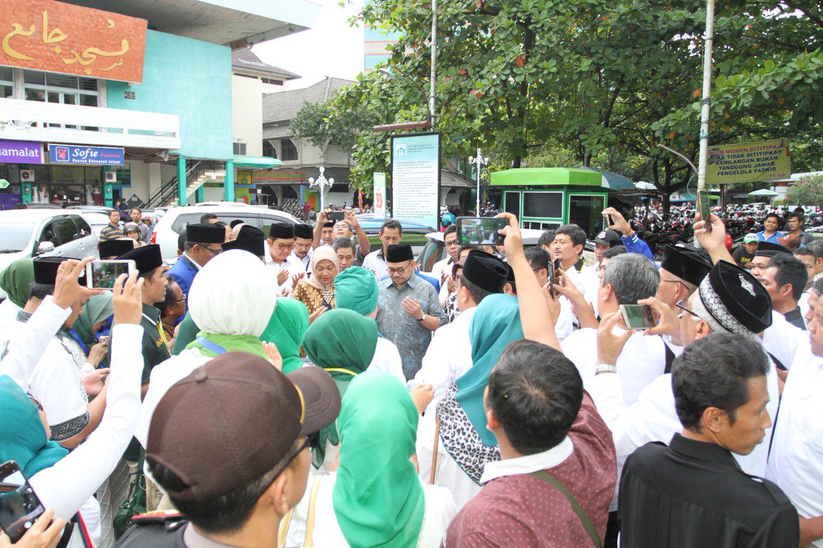 sudirmansaid's tweet image. Bismillah. Memasuki ladang amal baru. Dgn akal budi kita bangun martabat politik &amp;amp; demokrasi.  Politik bukan sekedar berebut kekuasaan, politik adalah jalan utk melayani, memperbaiki kehidupan &amp;amp; kemanusiaan. @Gerindra @PKSejahtera @DPP_PKB @Official_PAN @prabowo @msi_sohibuliman