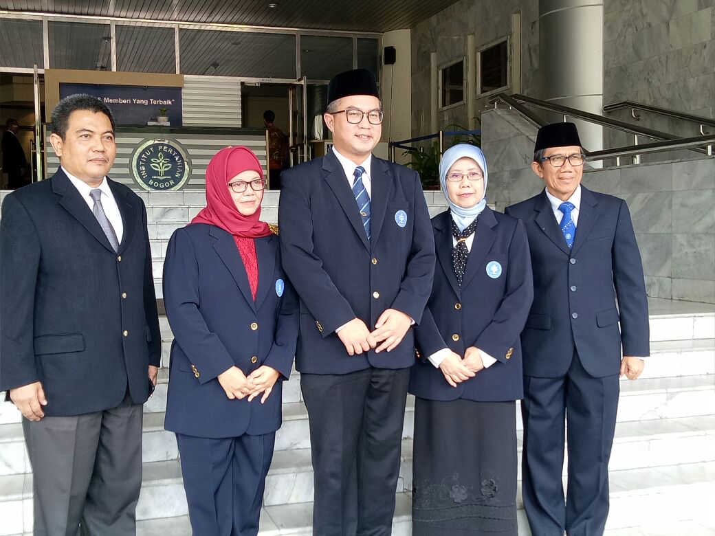 SKPM_IPB's tweet photo. Selamat dan Sukses kepada Dr. @arif_satria (Rektor @ipbofficial) Dr. Arya H. Dharmawan (Kadep @SKPM_IPB) serta Prof. Ujang Sumarwan (Dekan @femaipb) https://t.co/i0TIBSw9sh