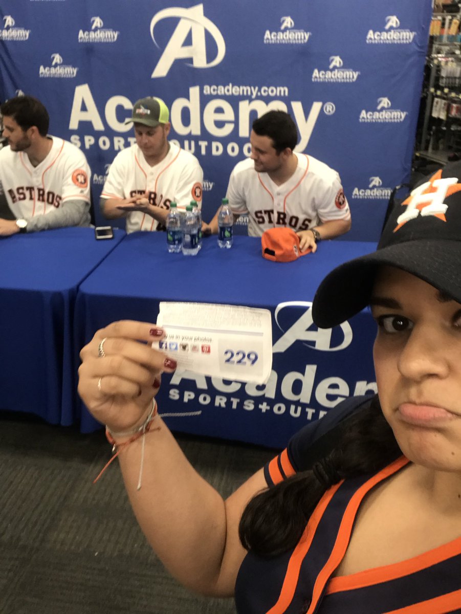 THD_Hillary's tweet photo. Didn’t get an autograph 😒 https://t.co/bZ6bg45zgd