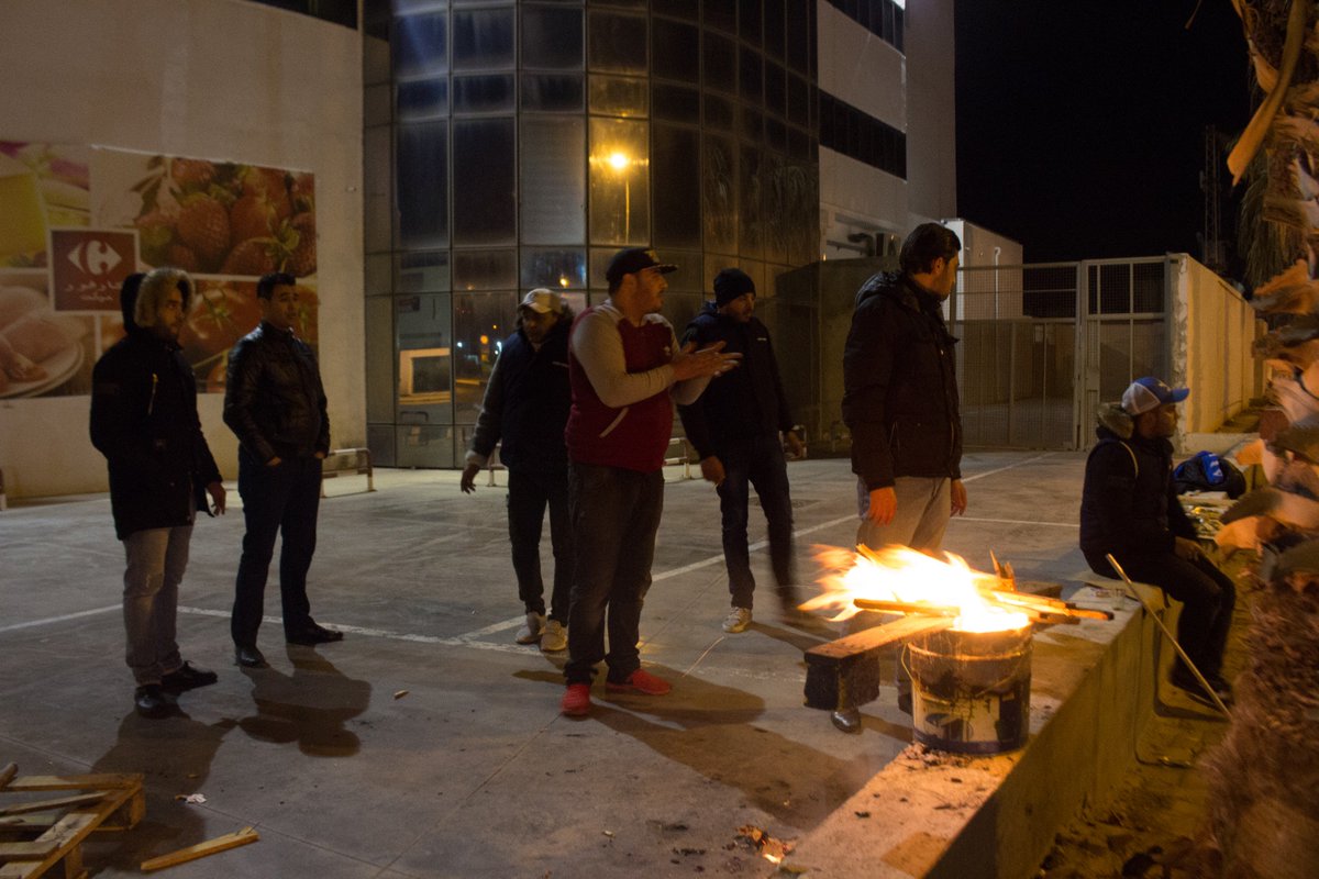 alpha2051's tweet photo. #فاش_نستناو some workers try to protect their own job,they have All my respect #megrine #tunisie #tunisia #TunisiaProtests #carrefour https://t.co/kkZgK1mUr5