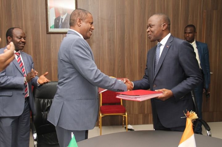 africautomob's tweet photo. Signature ce jour d'un accord entre @Gouvci par le ministre des transports de #civ225 et @flyethiopian Pr le démarrage de 4 vols directs/semaine Abidjan-USA (Washington,New York + une 3e ville) dès mi-mai 2018 en boeing 787 de dernière génération
#MobilitéAméliorée
#AfricAutoMob https://t.co/o9aTBHpftg